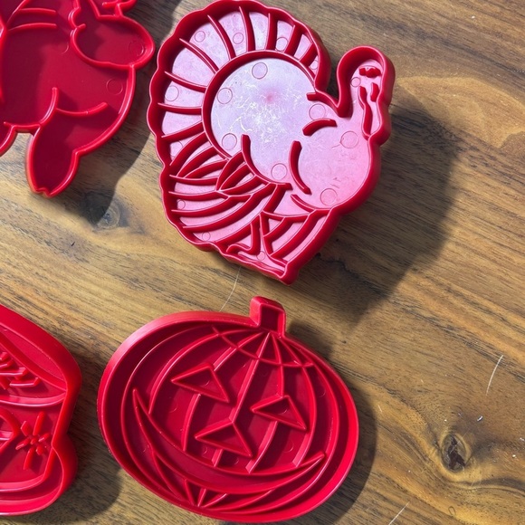 Vintage red Tupperware special occasion cookie cutter set - Picture 4 of 8